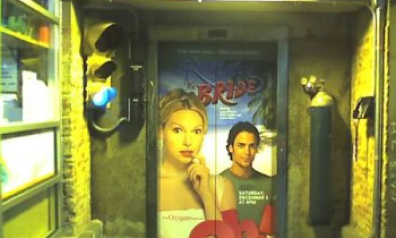 电梯外面也能贴上海报  